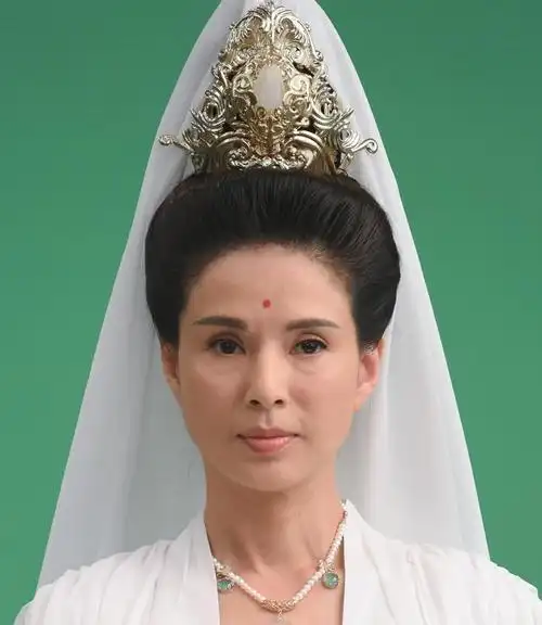 李若彤也就在美颜下显嫩,素颜照衰老很明显,和精修图差别大!