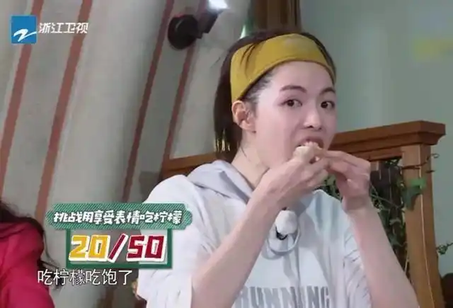 之前冯小刚的《芳华》钟楚曦吃着西红柿的样子跟现在差别太大,大家