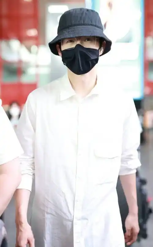 刘昊然结束戛纳电影节行程回国 白衬衣配渔夫帽低调出行_衬衫_账号