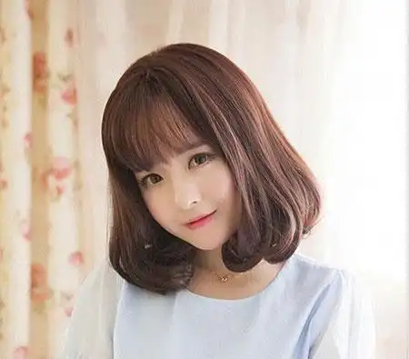 发尾烫个梨花内扣卷,蓬松造型的同时还可以很好修饰脸型,配齐刘海更添