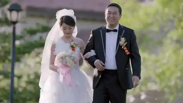 这让张嘉译感到很没面子,因为他是个骄傲的人,被自己的老婆当众训斥