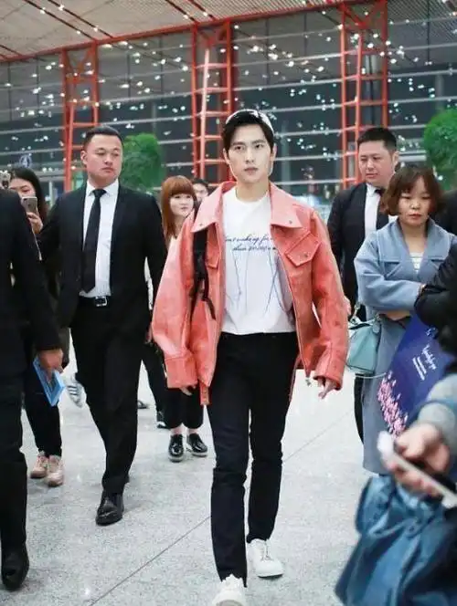 长得玉树临风,却输在"个子矮"上,这6位男星的身高太不懂事了