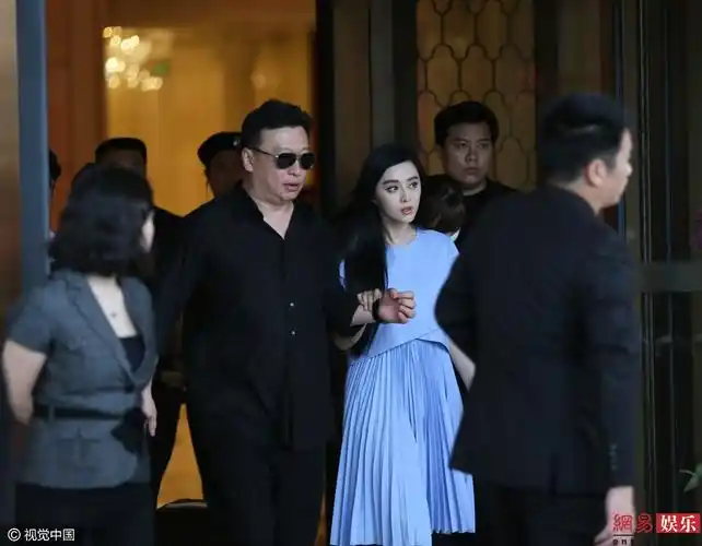 范冰冰扶经纪人外出一脸茫然