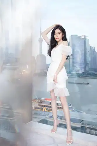 吴宣仪真是太会穿,黑色背带裙搭白色衬衫,轻松打造甜酷学院风