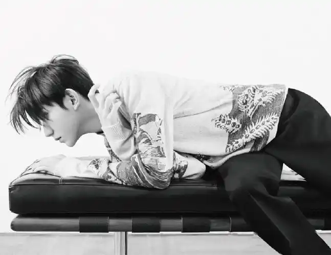 王源禁欲灰色西装