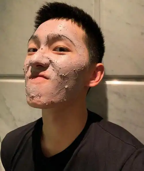 杨洋小朋友是在敷面膜的时候突发奇想要自拍,还是在自拍的时候发现