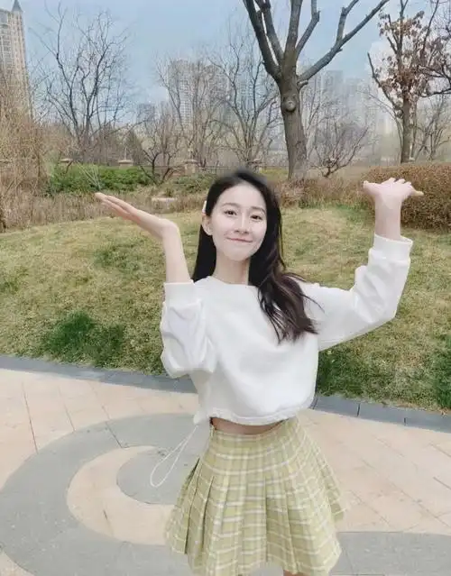 张豆豆真会穿搭,穿上格纹a字裙,不仅显身材,而且俏皮又时尚_腾讯新闻
