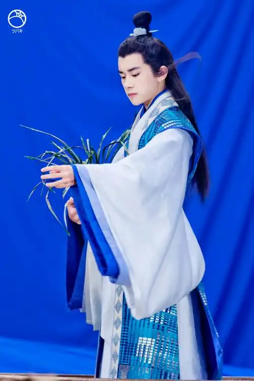 tfboys易烊千玺 壁纸高清 氧气美男汗水古风古装美男少年看完以后长跪