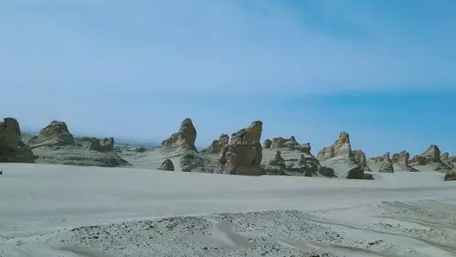 各种姿态的土塔土堡林立在柴达木盆地戈壁大漠中,形态各异的雅丹群.