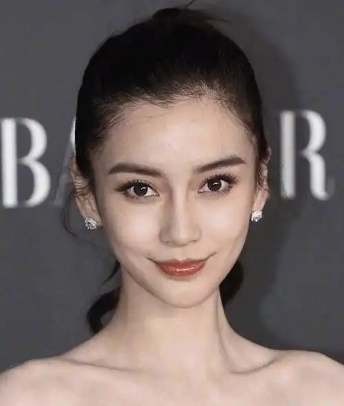 美人就是经得起高清怼脸,拉近看她的眉毛就吊打其他女星了,化妆师真的