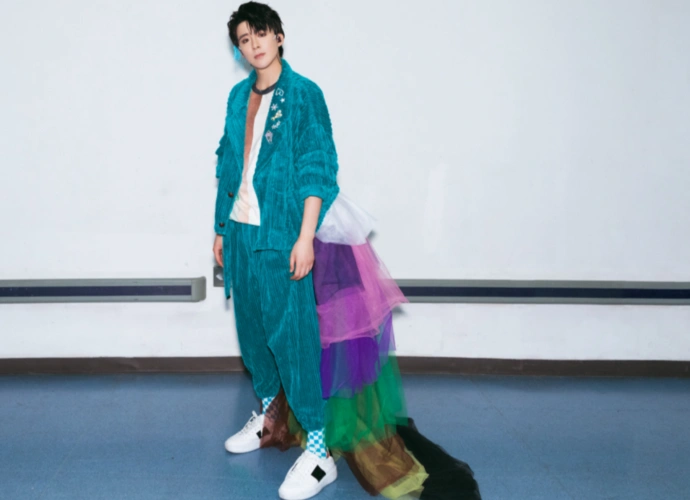 有种宠粉叫刘宇宁,粉丝穿婚纱看他演唱会,他穿婚纱给粉丝唱歌!