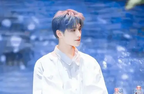 杨洋这个爱豆造型真的太好看了啊!是断层c位的水.