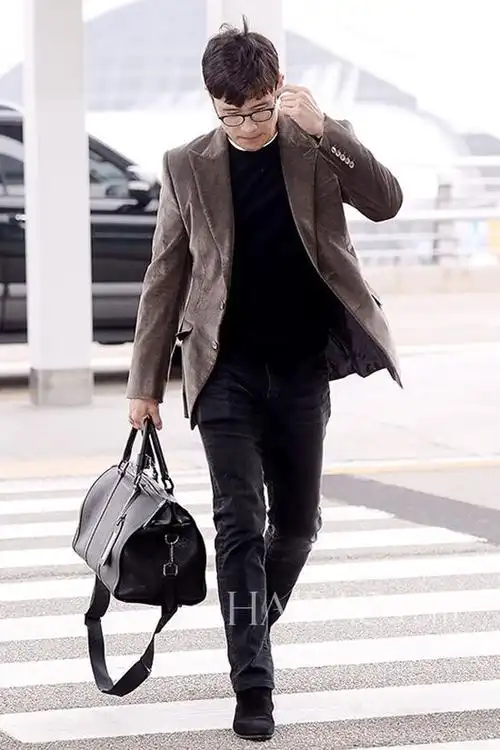 李秉宪10月20日韩国仁川机场街拍 (飞美国洛杉矶)