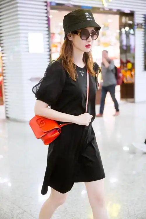原创戚薇现身机场穿黑色t恤裙精致显瘦配橘色包包更少女了