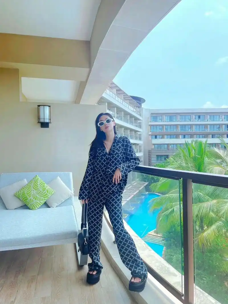 王霏霏  光脚丫  尽显性感好身材