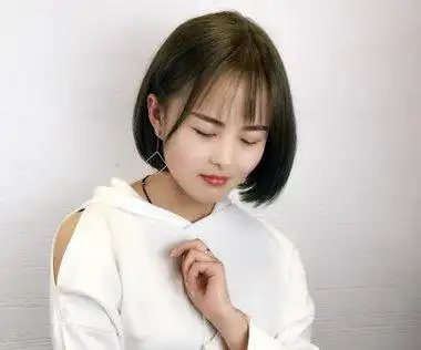 女生不对称波波头烫发发型图片 女生前长后短波波头侧面图