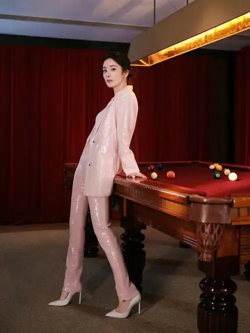 杨幂全粉亮片西装套装 展现又甜又飒的魅力 台球技艺更是拿捏到位