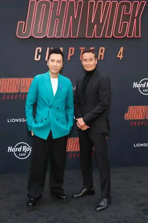 穿上增高皮鞋和梳着能增高的发型,合影时候甄子丹的身高与马克·达卡