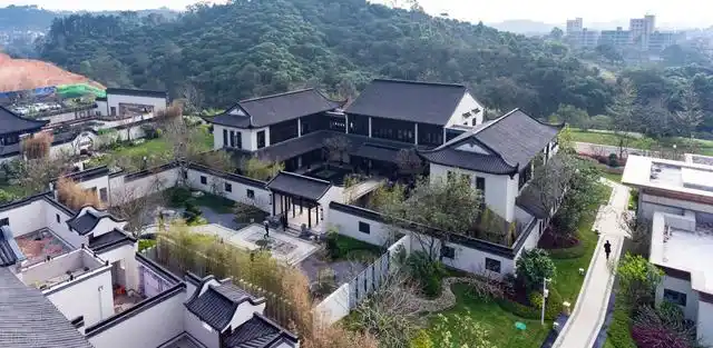 四合院南方园林派多以苏州园林为主,高大的马头墙,青瓦白墙,飞檐其