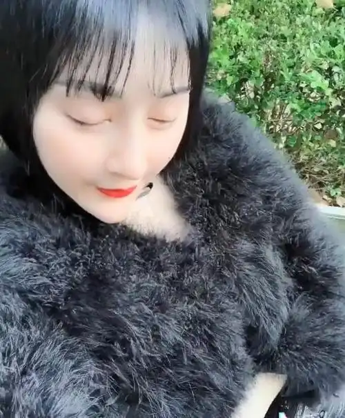 欧阳慧霏侧着脸时,鼻子异常挺拔.