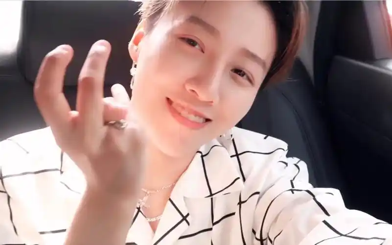 【甜度预警】【刘雨昕】vlog中的笑眼天使_哔哩哔哩_bilibili