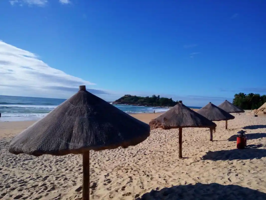 在阳光灿烂的海滩上 . 陵水清水湾