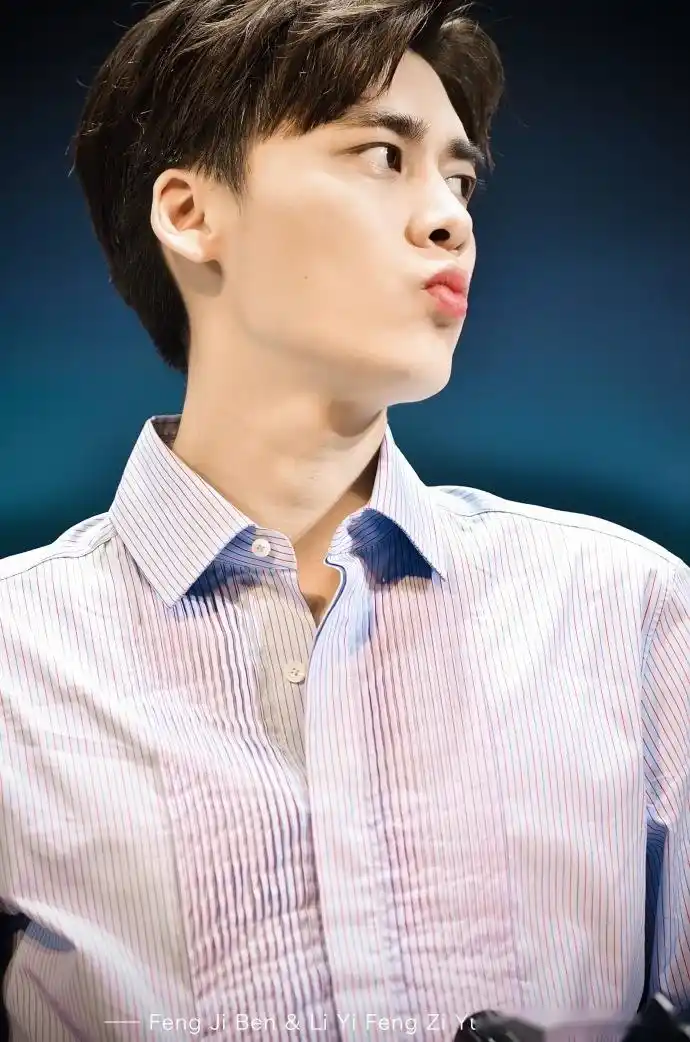 李易峰可爱可爱,皮一下很开心.