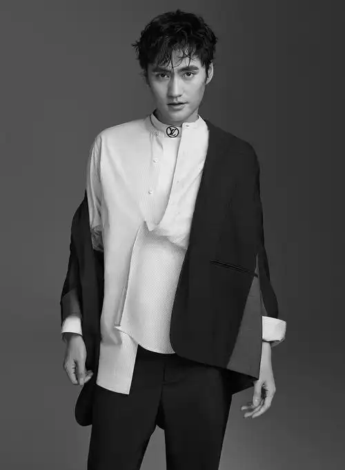 袁弘魅力型男黑白写真大片