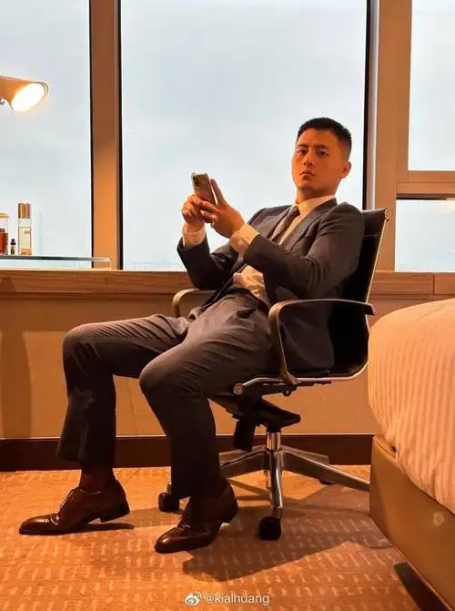 正装大叔来自水印