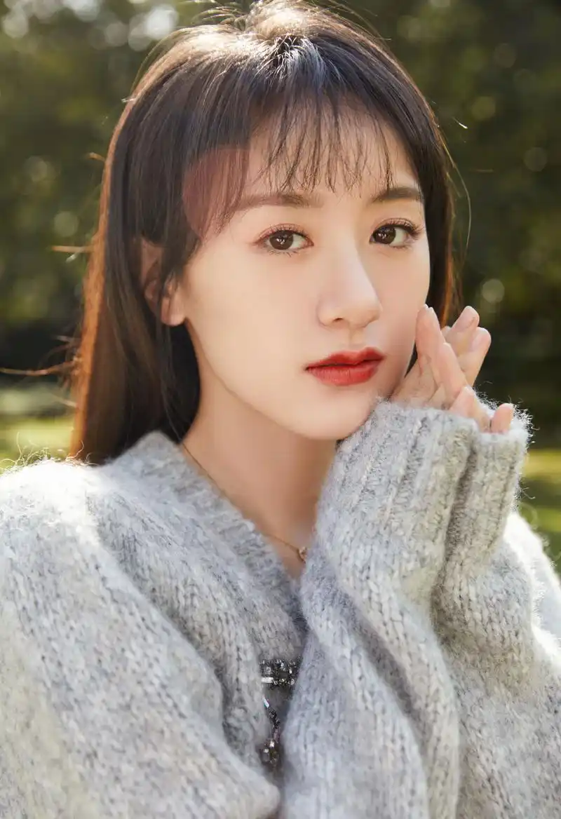 袁冰妍灰色毛衣秋日写真图片13
