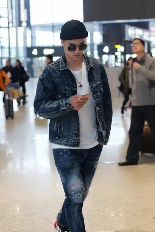 蒋劲夫独现机场,穿一身黑低调又神秘,却被"花臂"暴露不羁性情