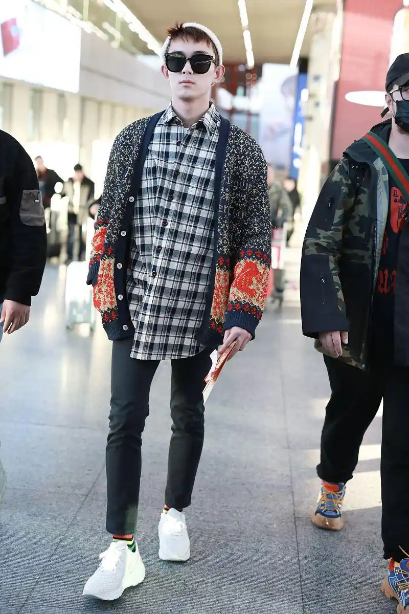 吴磊街拍:北欧风织花开衫 内搭格纹衬衣暖男范儿