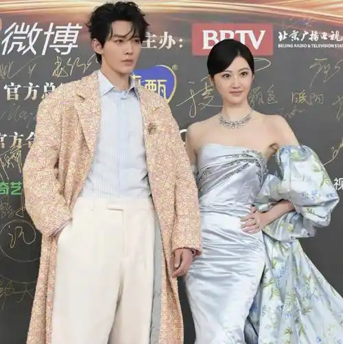 微博之夜众星齐聚,赵露思赫本风惊艳,肖战帅气,景甜惊为天人_杨紫