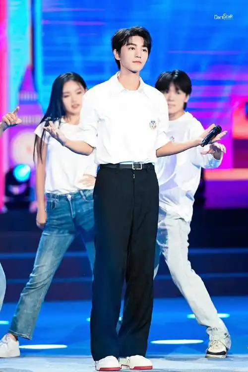 王俊凯奔跑的青春剧照