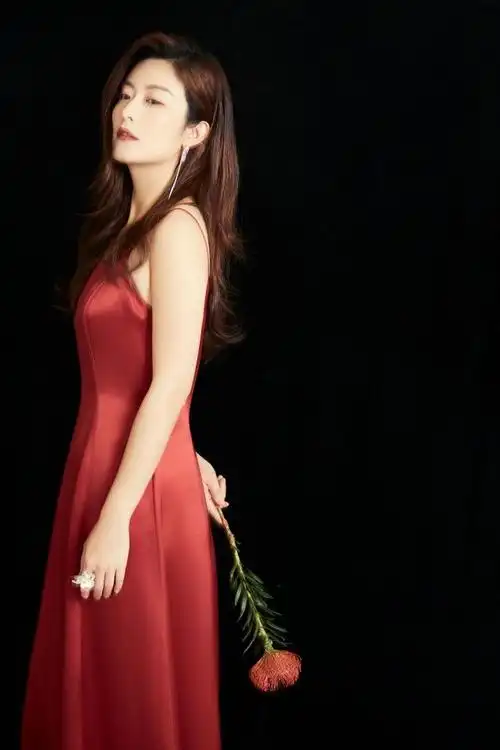 徐百慧朦胧光影红裙生日写真释出状态极佳不惧内卷