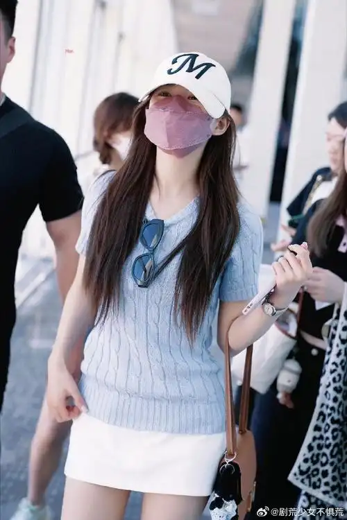 赵露思灰色针织上衣#赵露思今日机场出发饭拍,灰色针织上衣 白色半身