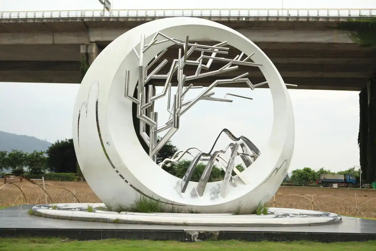 月轮穿沼水无痕雕塑,这幅作品名字很文艺,雕塑以人文景观以古喻今