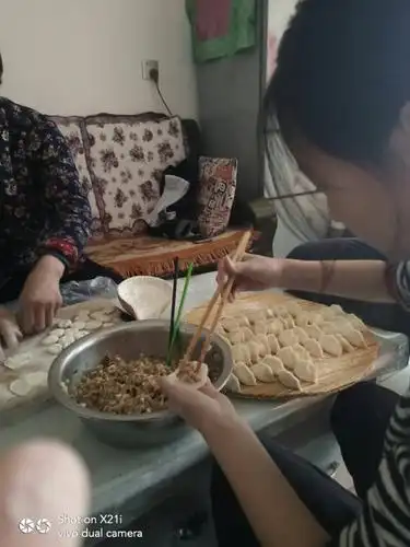 我正在包饺子.