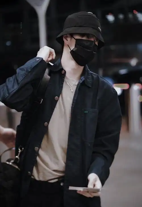 王一博出发回国#王一博出发回国机场,深色衬衫 黑色渔夫帽,休闲适适