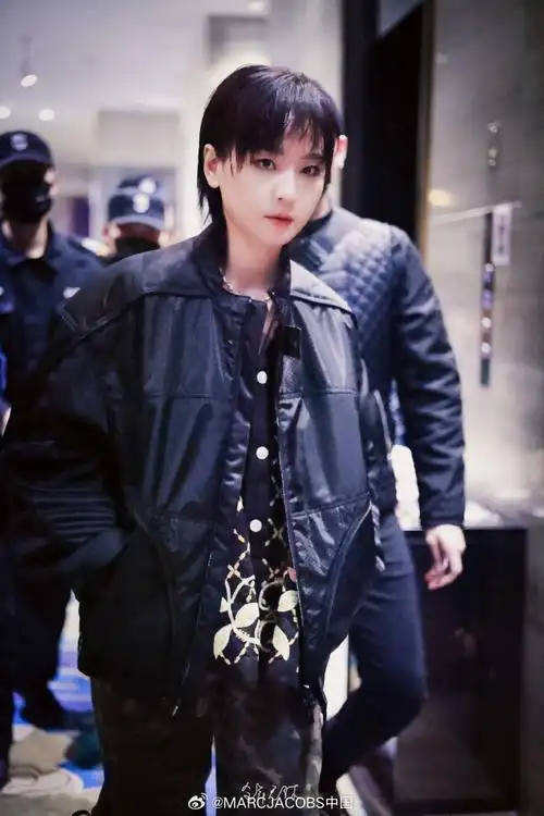 歌手@周笔畅身着迷彩牛仔裤录制综艺《魔方新世界》,率性酷飒.