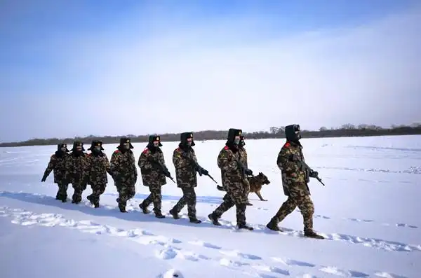 辞旧迎新 黑龙江虎头边防官兵巡逻路上迎新年