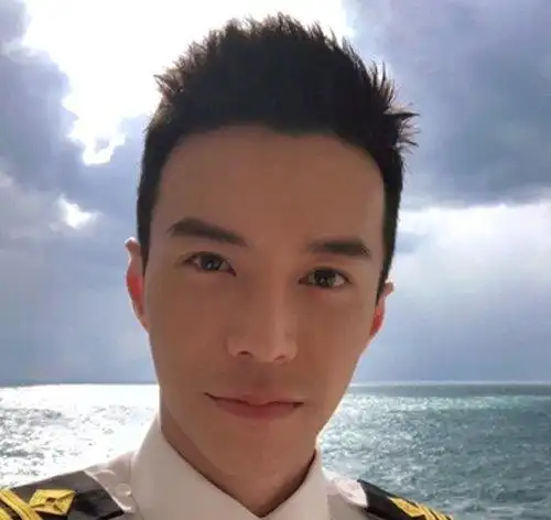 男生两边剃光的最帅气发型 刚剪短发感觉不错哦!