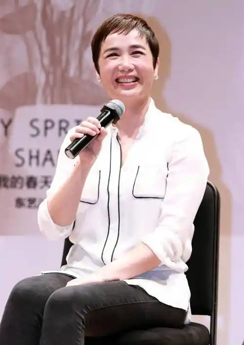 生图下的蒋雯丽还是有皱纹了,但穿上衬衫照样很知性,气质太好了_造型