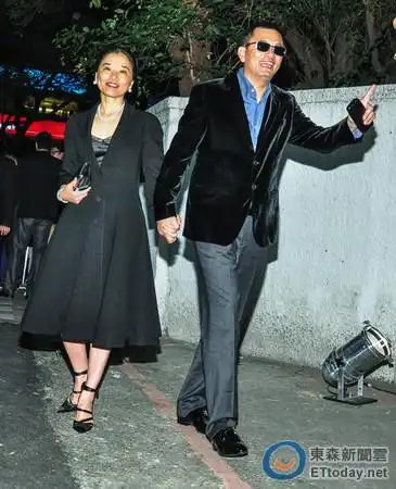 王家卫和妻子陈以靳牵手出席.(图/记者陈明仁摄)