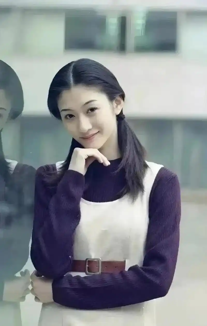 李小冉年轻时身材亭亭玉立,皮肤白皙,面容姣好.