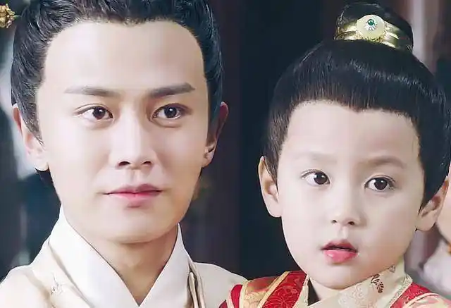 任嘉伦"儿子"长大,拥有大长腿十分霸气,撞脸鹿晗被赞初恋男神_董泽宸