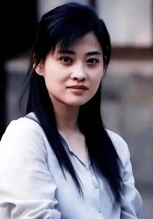 就在这个时候,著名导演叶大鹰在梅婷所在的歌舞团选角,看中了她的出众