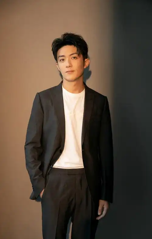 随后李泽锋逗趣回复"你粉丝叫你快跑__财经头条