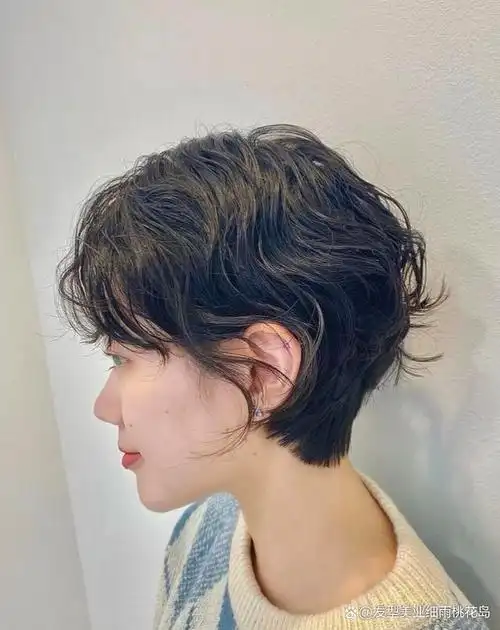 虽然是特别自然的发色,但是还是容易显得老气,所以这款超短发小泡面卷