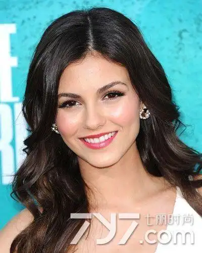 刘海烫成向外翻转的弧线,并沿着眼角自然垂落内扣,轻轻松松就对方脸起